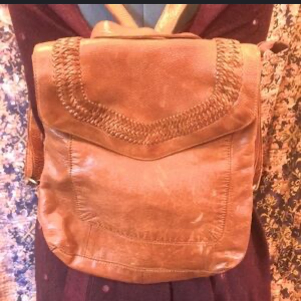 Vilenca Holland Leather V-stitch Flap Backpack - Picture 4 of 7